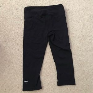ALO Yoga Pants - ALO yoga black Capri leggings XS ALO Yoga Pants - ALO yoga black Capri leggings XS